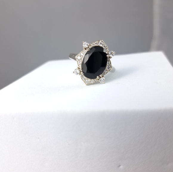 Hespera's Felicia Ring - Picture 4 of 4